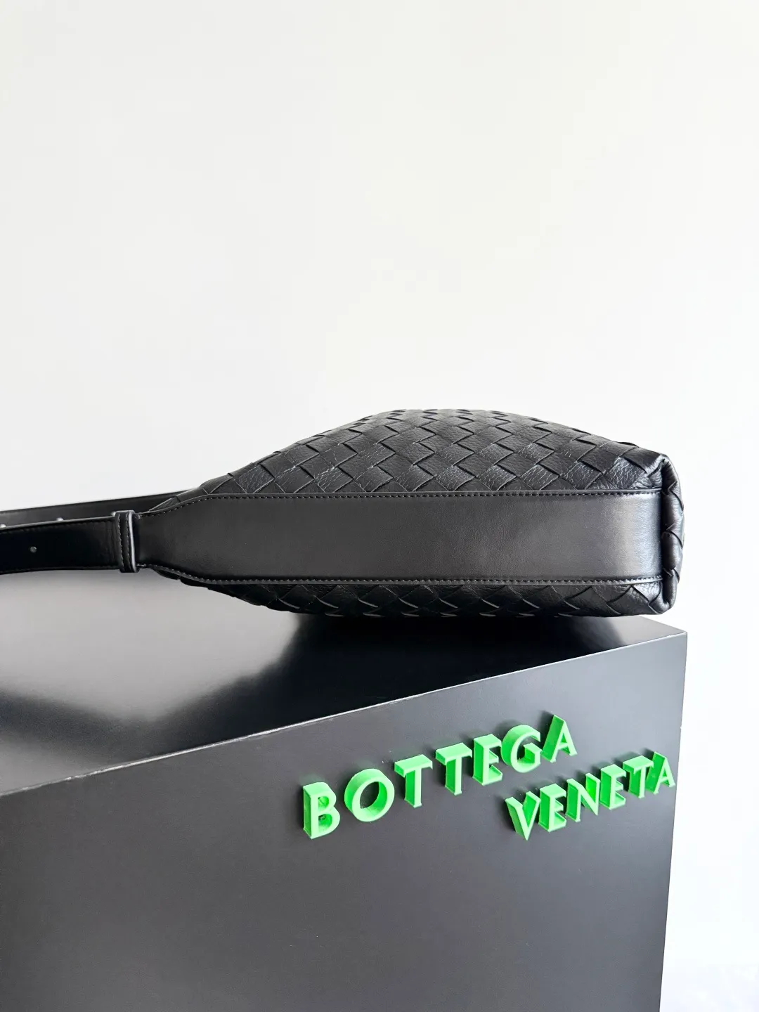 Batch 2760 BOTTEGA VENETA's new Traveler deerskin series is here! The travel season is coming soon, and I believe you must need a large-capacity and simple bag. This new Traveler is very in line with the current travel craze. The whole bag is designed with deerskin and is made of the highest quality leather. It feels tougher to the touch. The super large capacity is suitable for short trips. Traveling with friends and family does not require carrying heavy luggage. It is also very convenient for friends who often travel for work. You can carry two changes of clothes and a computer with you. It also comes with an adjustable shoulder strap to free your hands. Style number: 815748 Size: 35*29.5*8.5cm